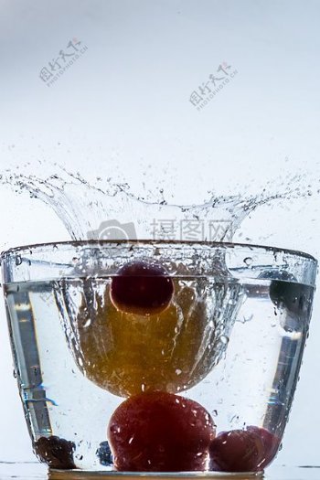 玻璃杯里的水果