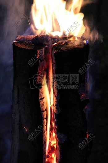 木头燃烧的火焰