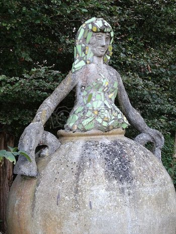 陈旧的水仙女雕塑