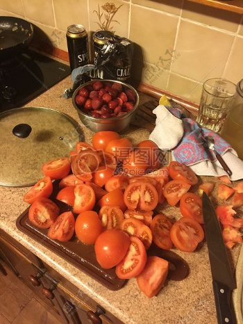 切半的西红柿