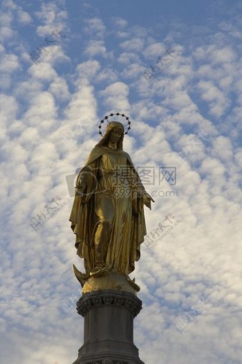 天空下的玛丽圣母像