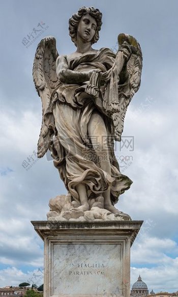 一尊带翅膀的天使雕像
