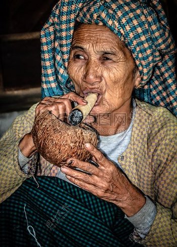 人女子脸肖像老抽烟夫人缅甸缅甸药物