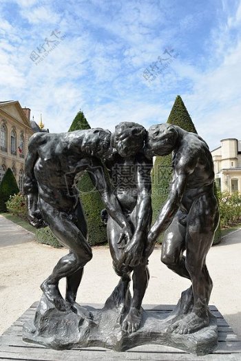 一尊黑色的三人雕像