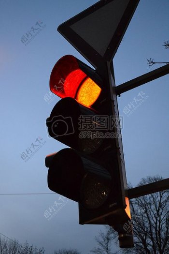 指示交通的信号灯