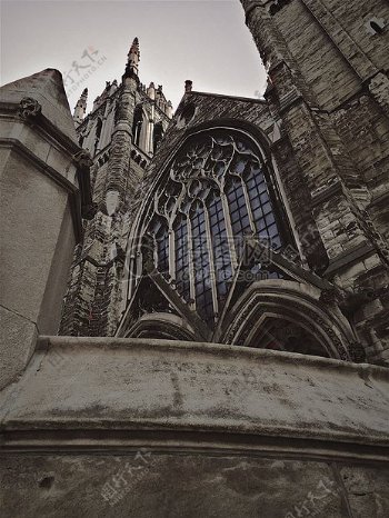 灰色石头教堂的彩色玻璃窗外观