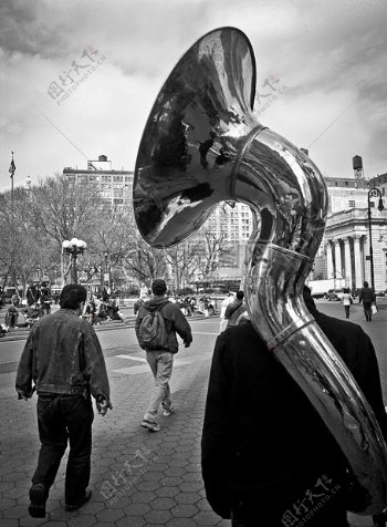黑与白城市步行音乐音乐家声音大号风仪器有光泽
