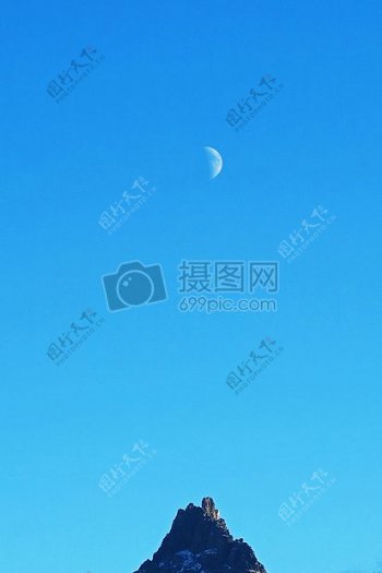 天空蓝色山月亮主题极简主义
