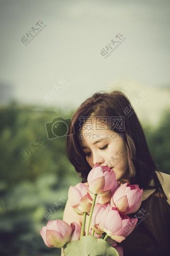女孩与莲花