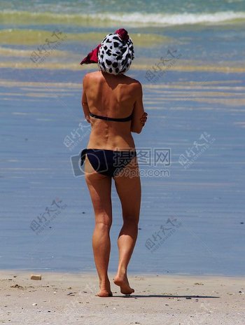 女人穿着在沙滩上比基尼