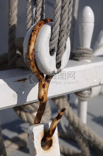 旧的金属上的绳子