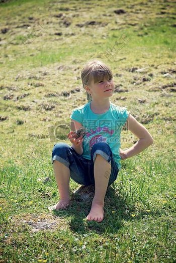 一个女孩坐在草地上
