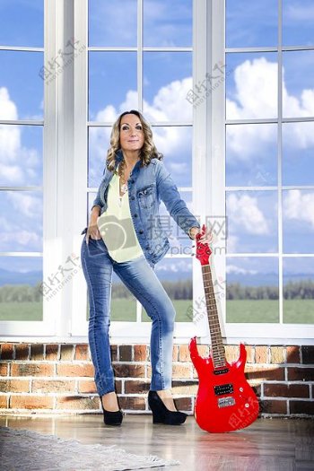 拿着吉他的女人
