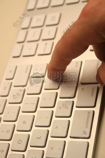 手指下的白色键盘