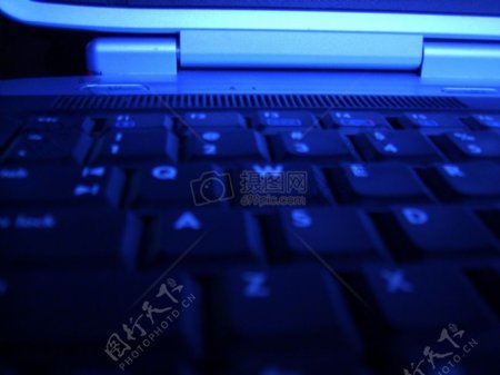 蓝色光下的键盘