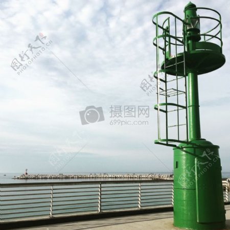 海边的绿色灯塔