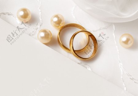 黄金戒指与珍珠首饰