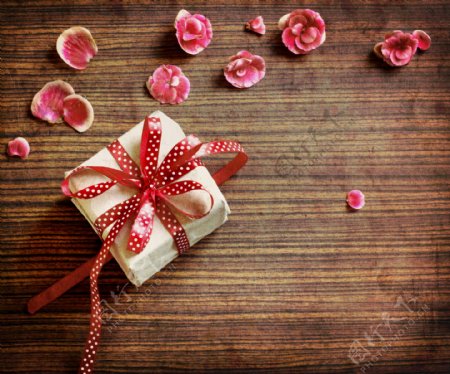 木板上的情人节礼物鲜花