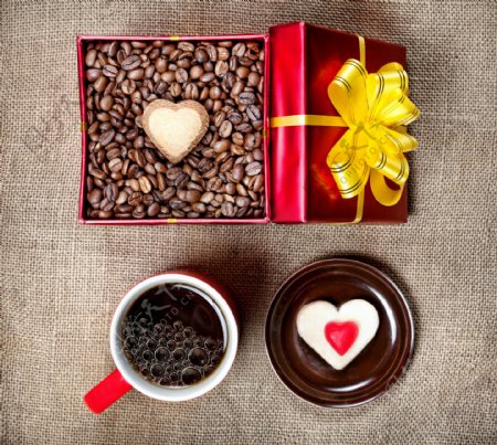 礼盒里的咖啡豆与咖啡图片