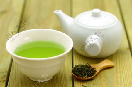 茶壶和绿叶图片