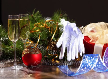 圣诞树装饰品与香槟图片