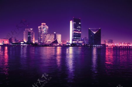 水面上的城市夜景图片