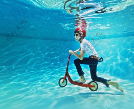 水下骑车的男人图片