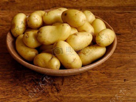 桌面上的一盘土豆