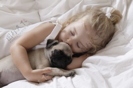 睡觉的可爱小女孩与狗狗图片