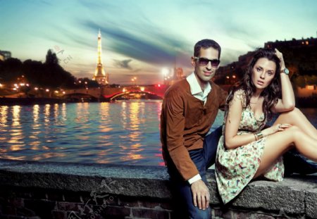 巴黎夜景与恩爱的夫妻图片