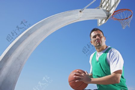 打篮球的男人图片