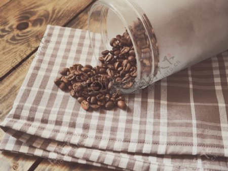 格子布上的咖啡豆