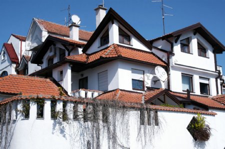 白色房屋建筑外观画面图片