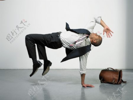 跳街舞的外国黑人男性图片