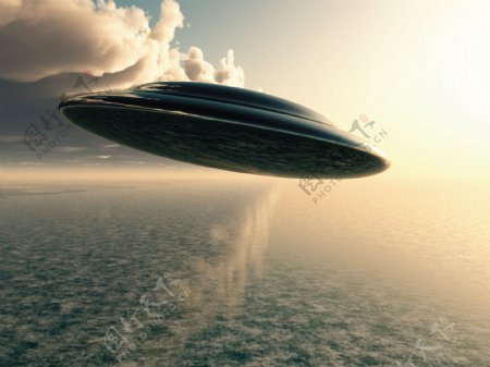 飞行的UFO图片