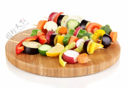 菜板上的水果蔬菜图片
