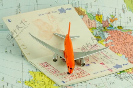 出国签证与飞机模型图片
