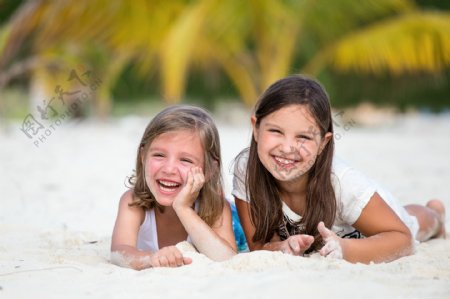 沙滩玩耍的开心姐妹图片