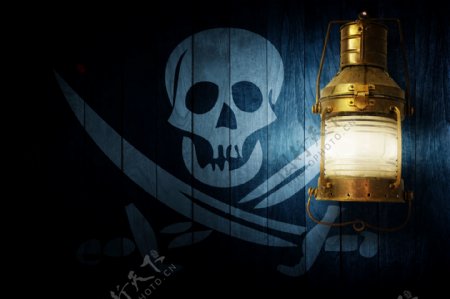 提灯和木板上的海盗标志图片