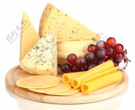 木板上的葡萄与奶酪图片