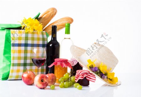 面包水果和红酒图片