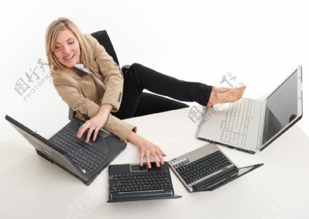 电脑办公的商务美女图片