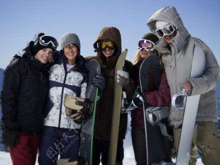 快乐的滑雪人们图片