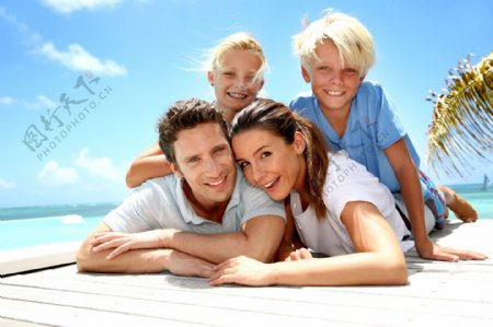 趴在岸边开心的一家人图片