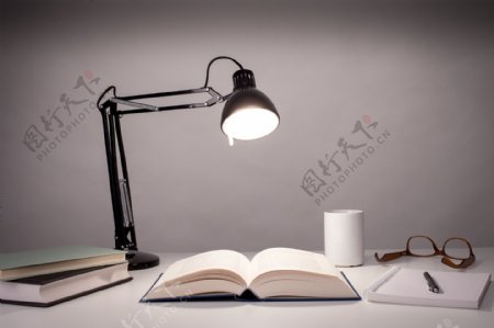 书桌上的书籍与台灯