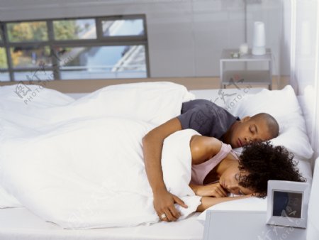 床上睡着的夫妻图片