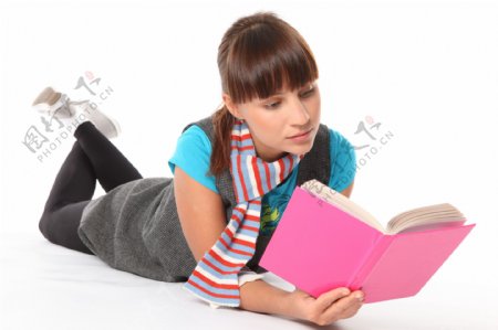 趴着看书学习的外国女孩图片