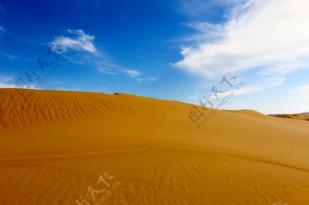 蓝天下的沙漠风景图片