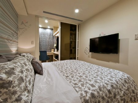 欧式卧室电视墙大床设计图