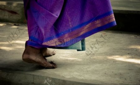 女人亚洲印度印度贫困赤脚破裂鞋跟